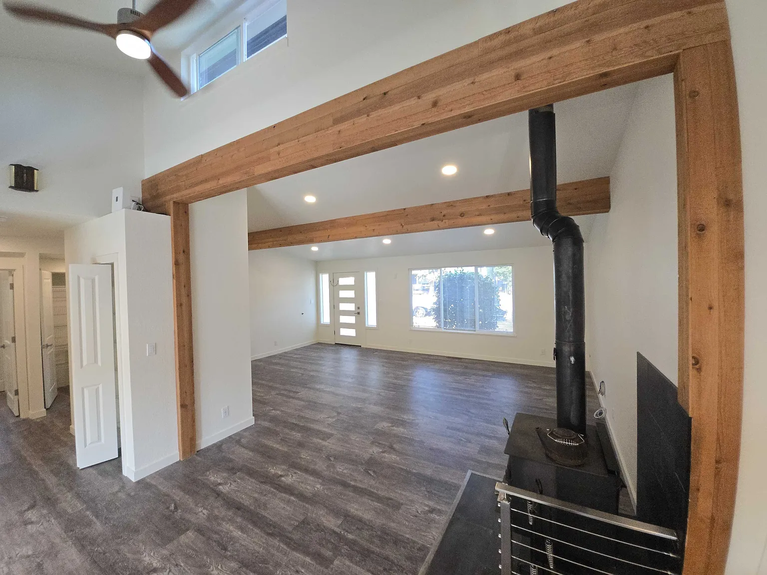 Shoreline House — Photo 4