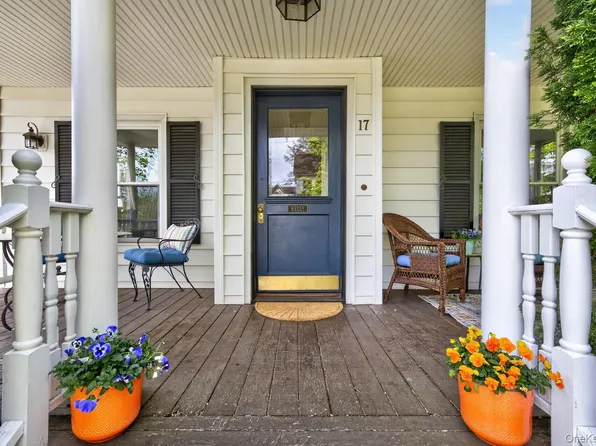 17 Riggs Place, Locust Valley, NY 11560