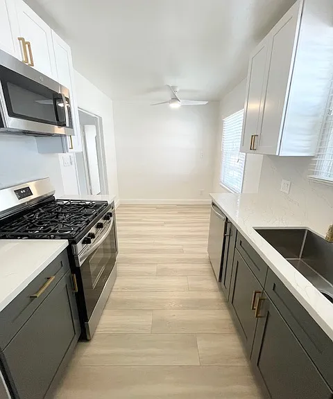 421 N Doheny Dr #14 — Photo 10