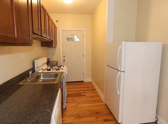 2nd image of 628.5 W Cornelia Ave #1S