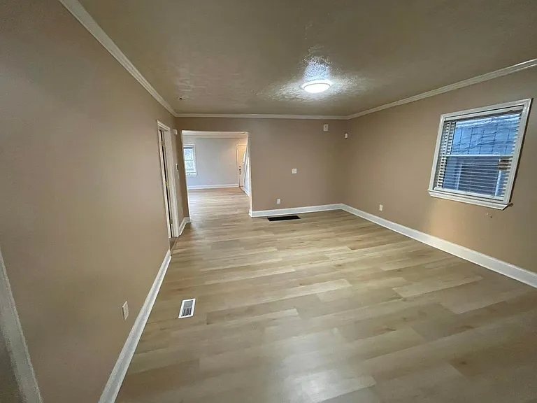 332 E Lincoln St — Photo 6
