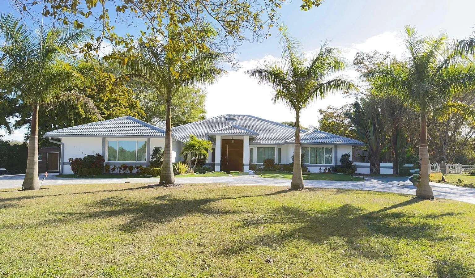 4 bed, 3.5 bath, 3609 sqft, $10,000 — Photo 1