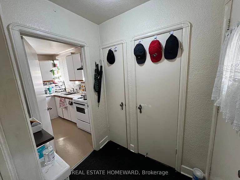 124 Glencrest Blvd #MAIN — Photo 2