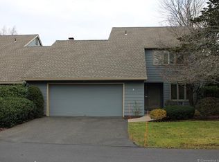 6 Ironwood Ln, West Hartford, CT 06117