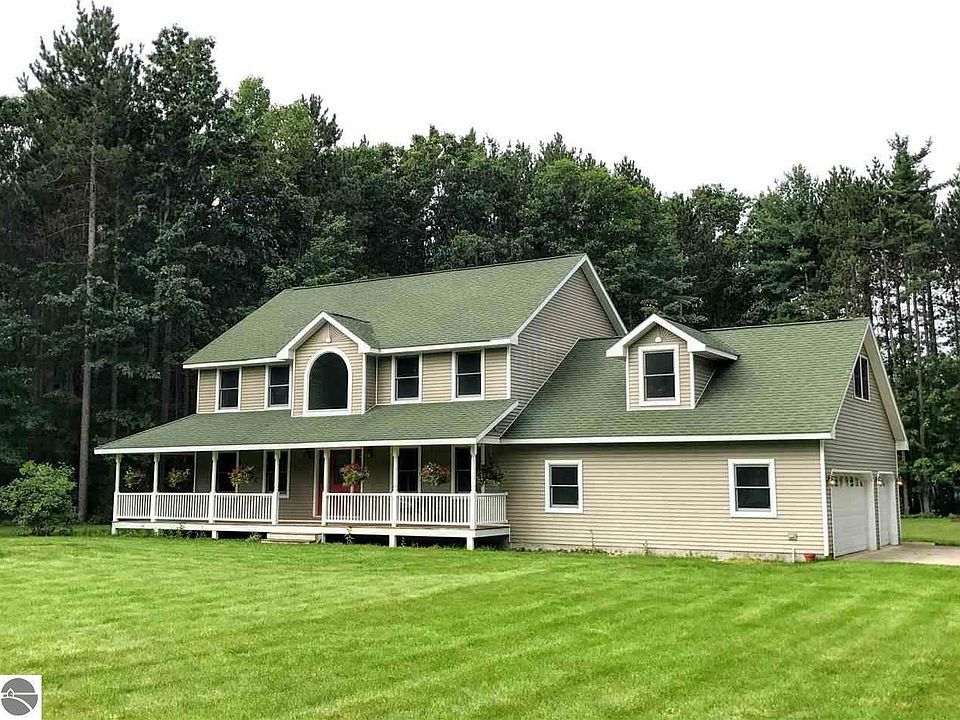 1st image of 825 NE Golf Side Dr