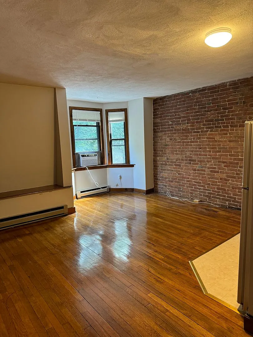 10 Wellington Street — Photo 3