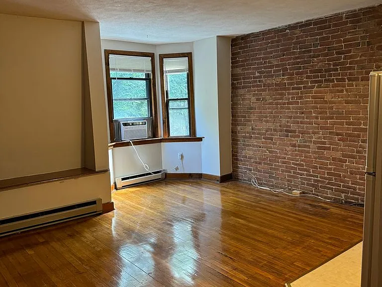 10 Wellington St — Photo 3