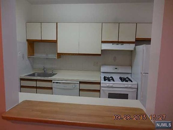 4th image of 218 Broad Ave APT 3E