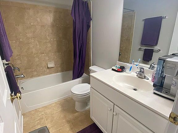 1st-Floor Full Bathroom