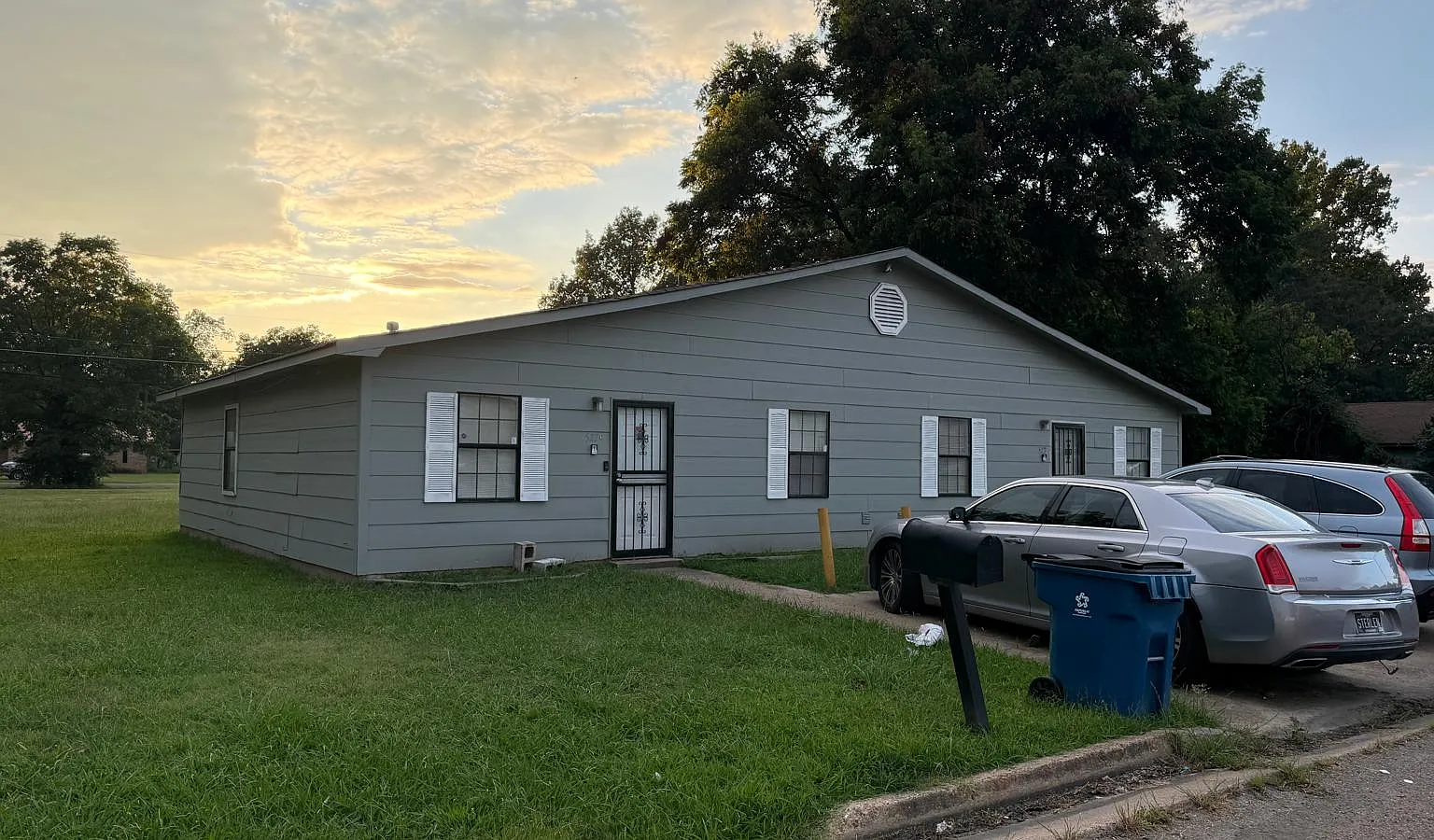 3 bed, $875 — Photo 1