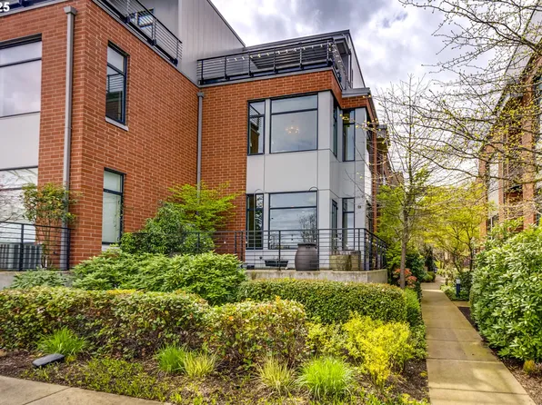 1716 NW Riverscape St, Portland, OR 97209