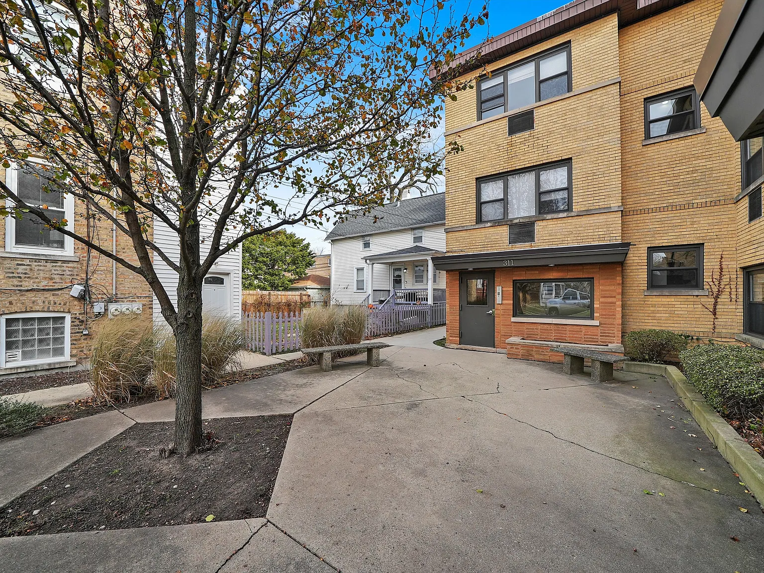 Spacious 1 Bedroom near St. Francis Hospital! — Photo 3