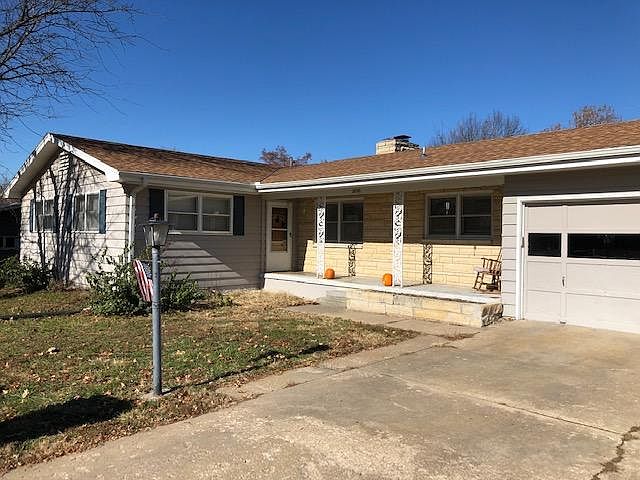 This is the entrance to the main floor unit, the lower level has lots of sunlight because it is a walkout unit. Entrance is on the complete other side of the home with private sidewalk, so you don't have to cross paths at all:-)