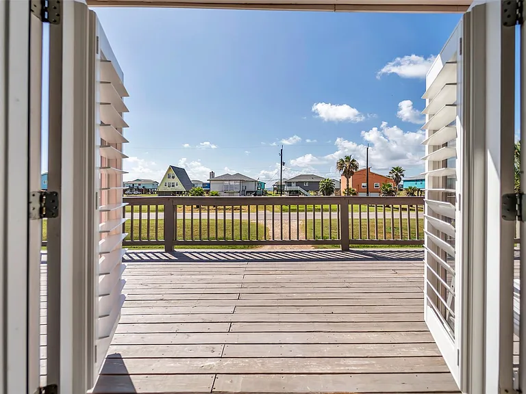 610 Surf Dr — Photo 1