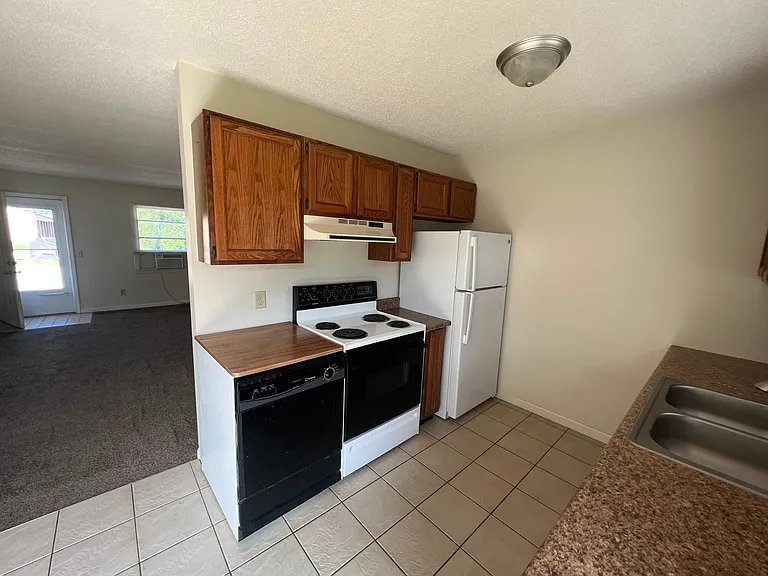 415 Connor St — Photo 4