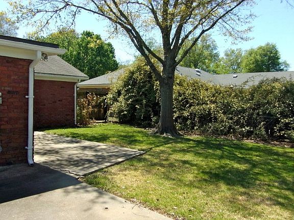 4th image of 594 Wintergreen St