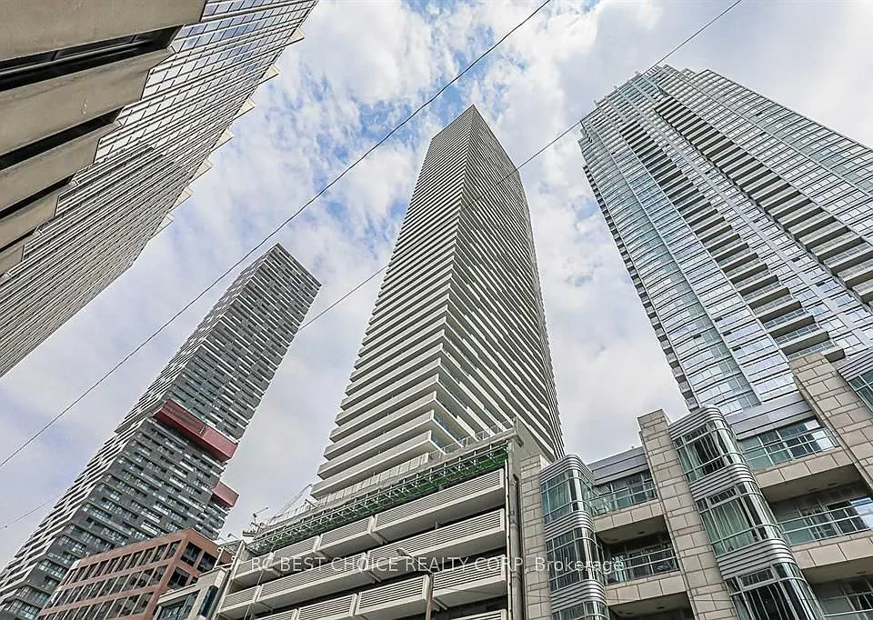 2221 Yonge St #1803