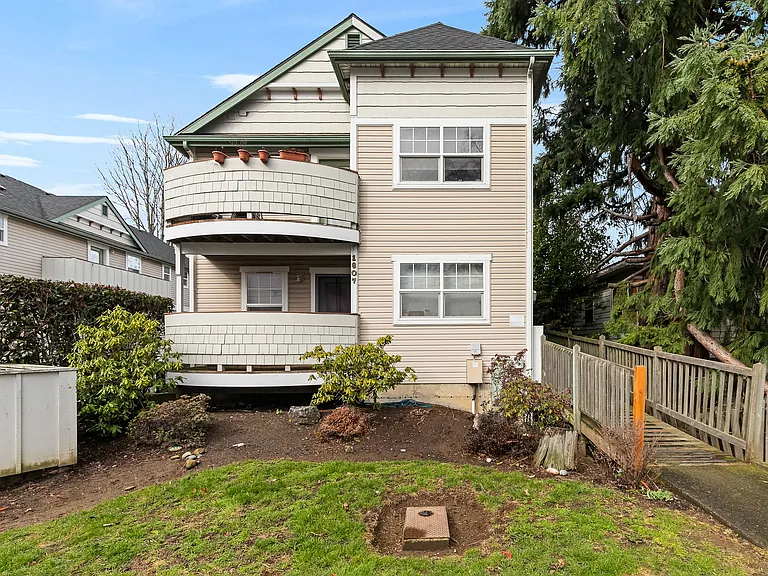 1607 H St #201 — Photo 1