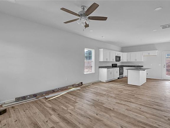 3rd image of 625 East St