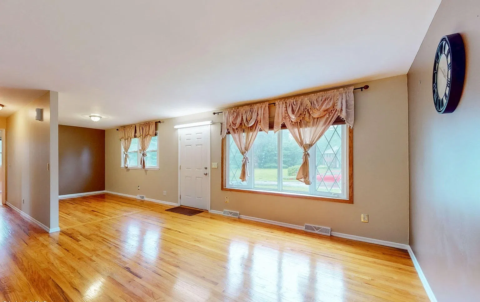3 bed, 1.5 bath, 1245 sqft, $2,600 — Photo 2