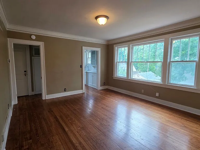 Beautiful 2BR 1BA unit w/ Covered Porch in Downtown Liberty — Photo 14
