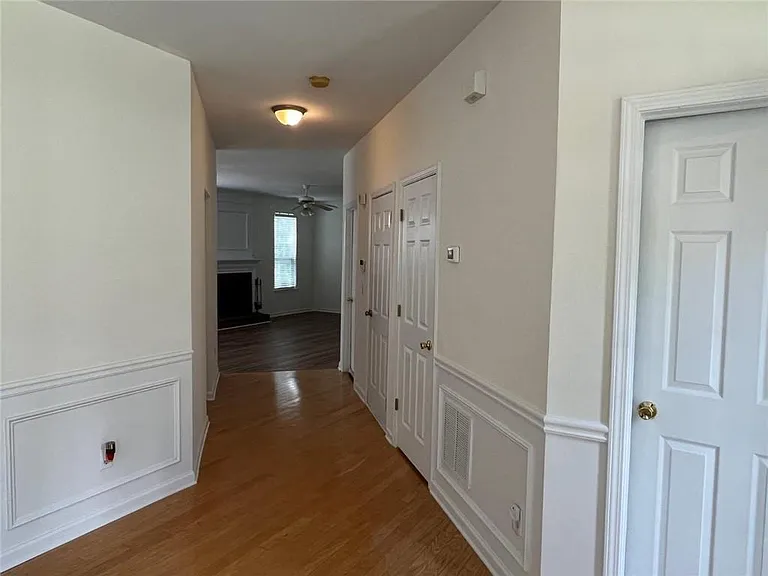 421 Holland Springs Dr — Photo 2