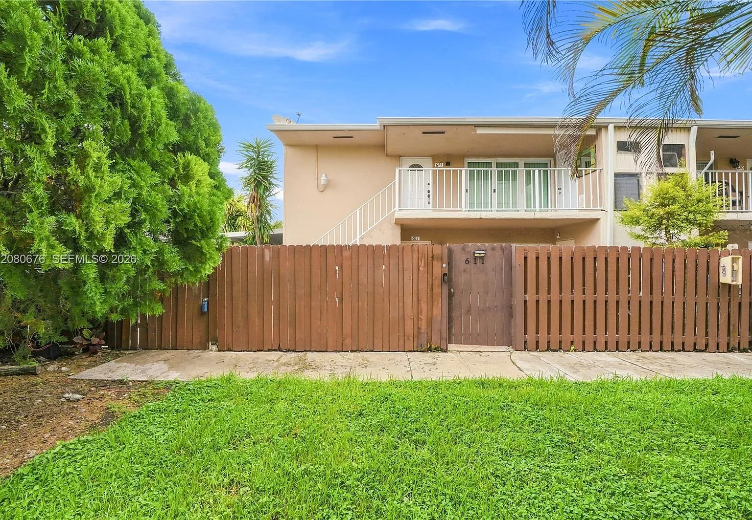 Lake & Tennis Villas Ph 1 — Photo 1