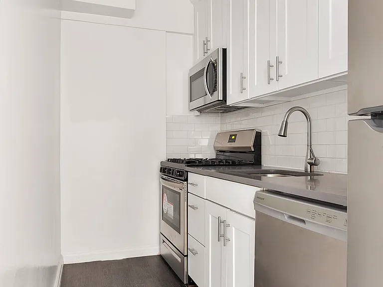 333 E 46th St #3B — Photo 6