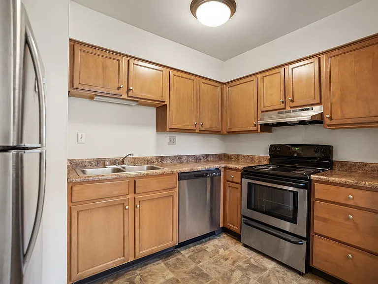 Somerset Apartments — Photo 1