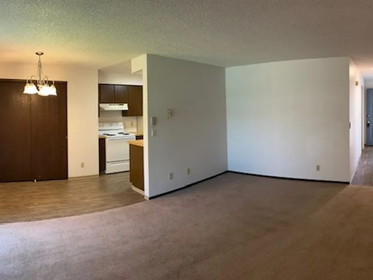 22 N Willow Rd — Photo 4