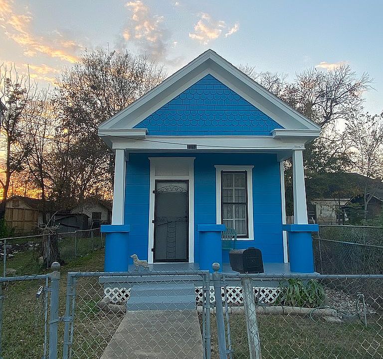 Front view of house 
