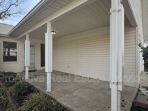 2nd image of 3529 Daisy Cres