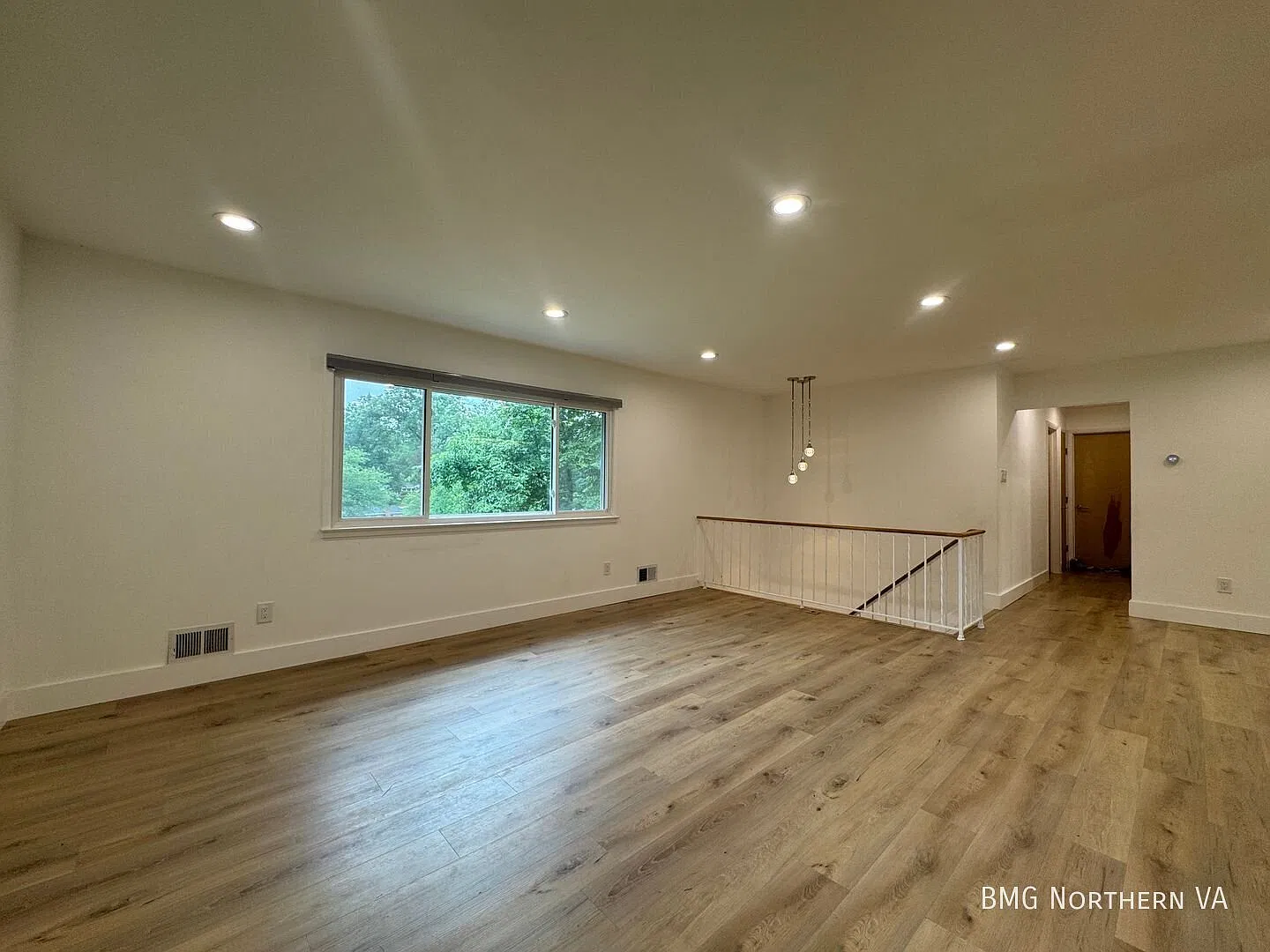 Modern 3BR/3BA In Springfield With Updated Kitchen And Finished Basement — Photo 3