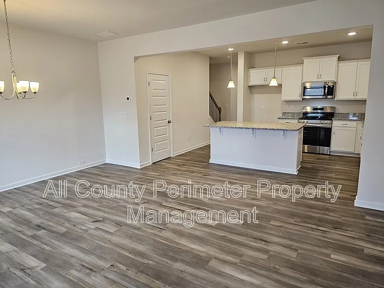 256 Dupont Dr — Photo 3