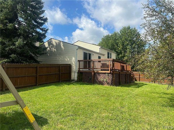 8424 Falcon Dr, Liverpool, NY 13090