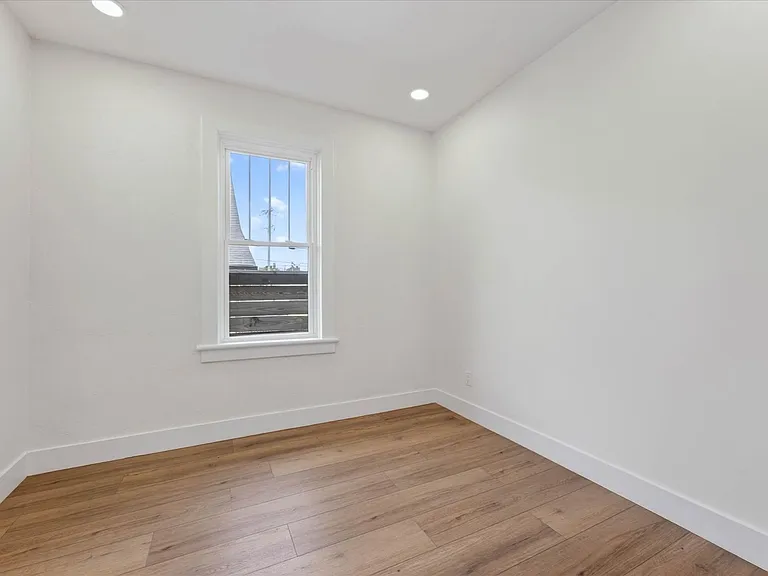 330 Main St — Photo 13