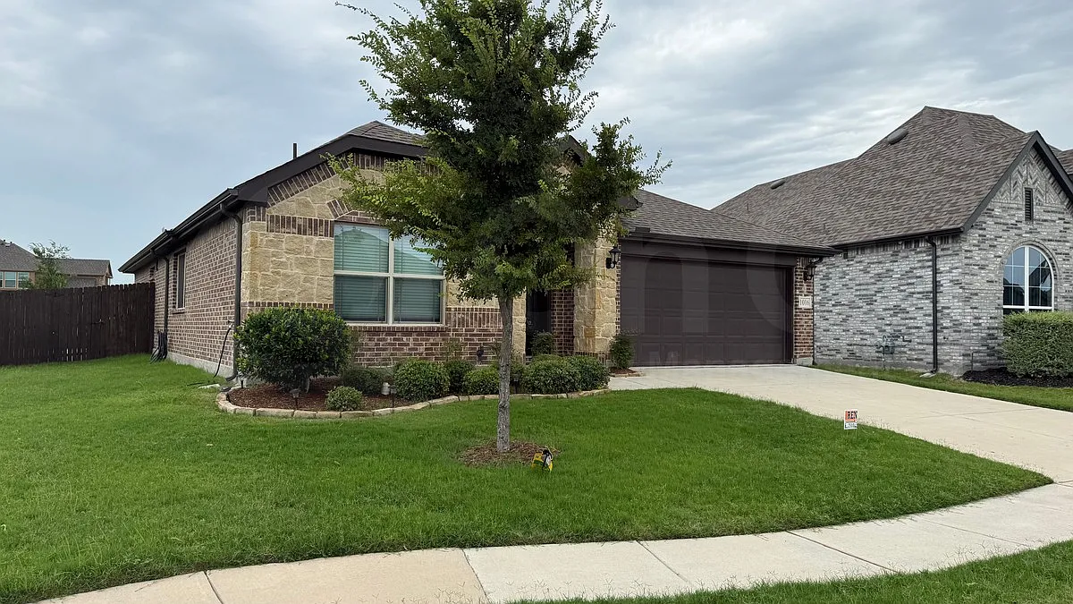 3 bed, 2.0 bath, 1678 sqft, $2,100 — Photo 2