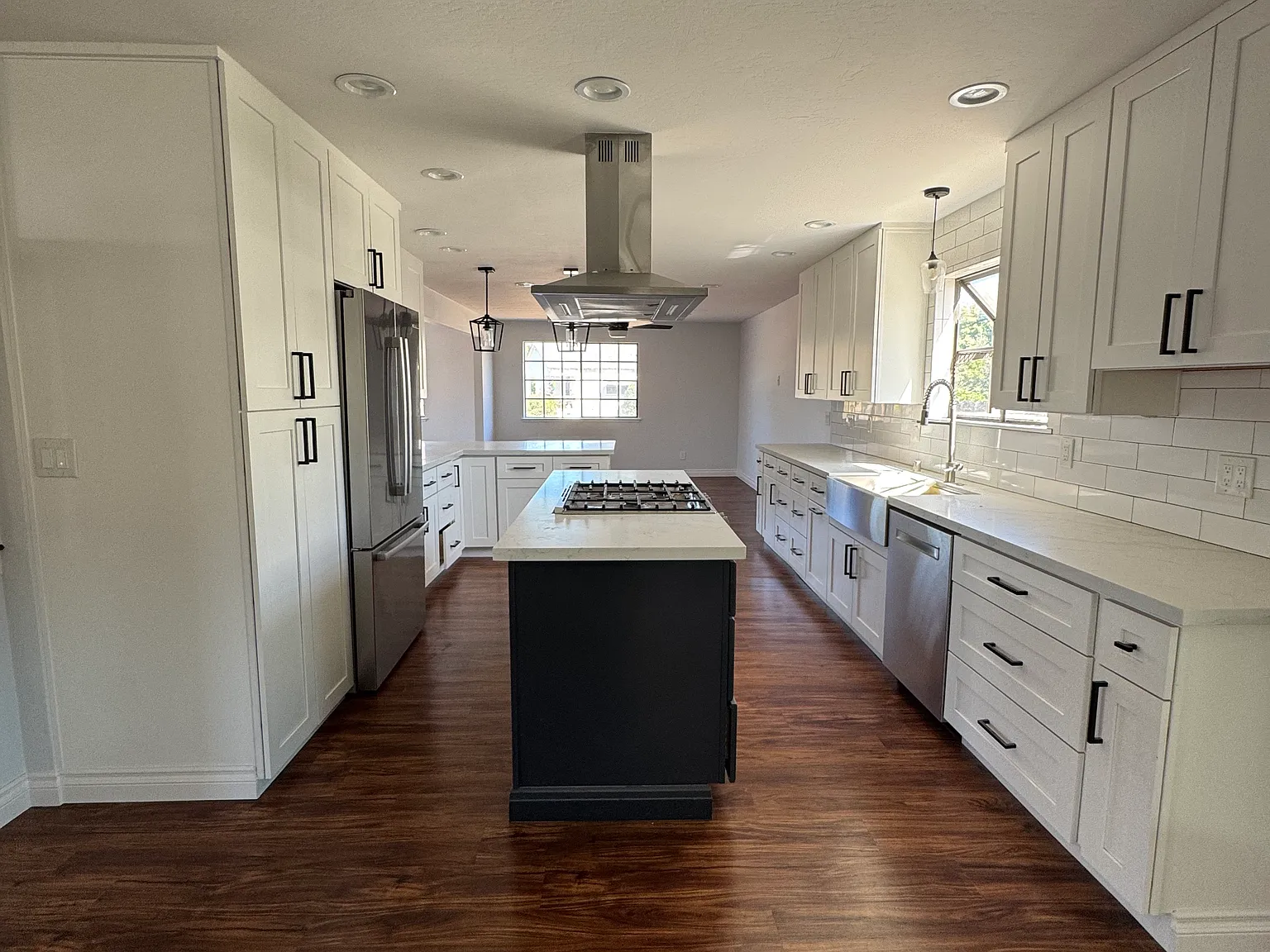 4 bed, 2.5 bath, 2500 sqft, $5,500 — Photo 2