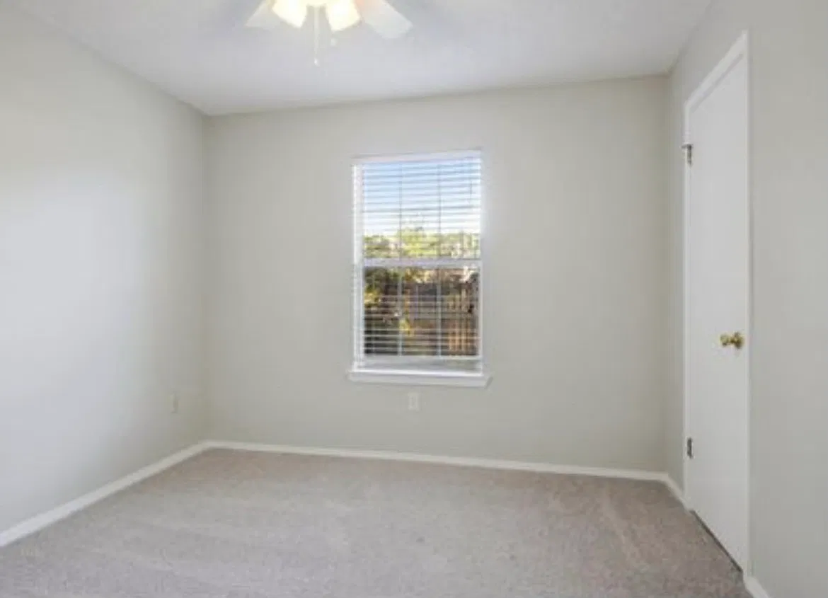 3 bed, 1305 sqft, $2,100 — Photo 2