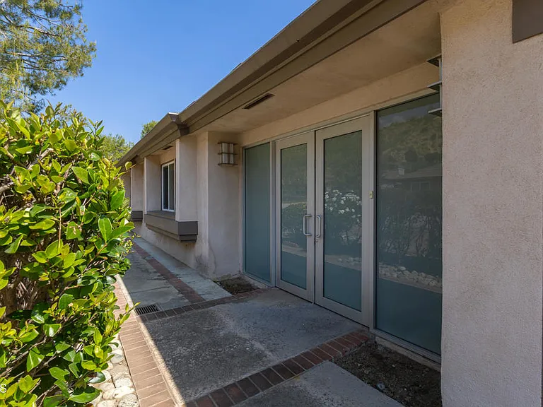 1212 Arno Dr — Photo 2