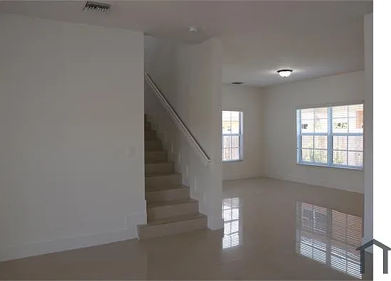 15610 SW 11th Ter — Photo 11