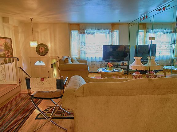 LIVING ROOM/ENTRANCE