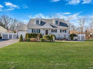 20 Howe Rd, Coram, NY 11727