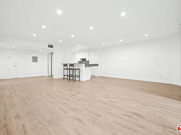 136 S Palm Dr #103 — Photo 6