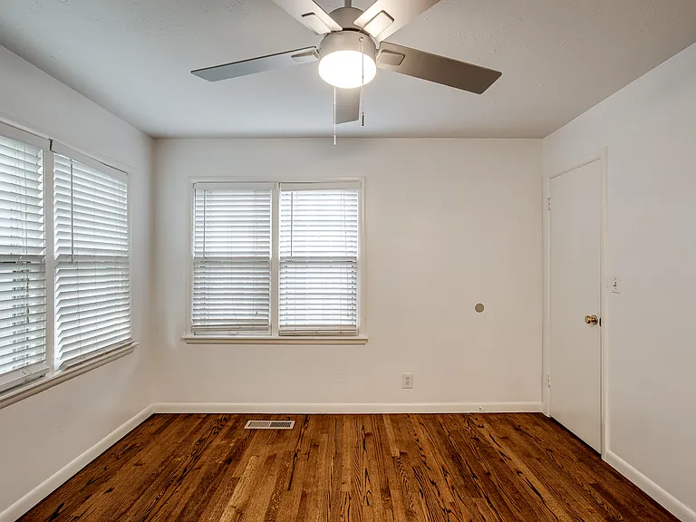 4620 N Harvey Pkwy — Photo 21