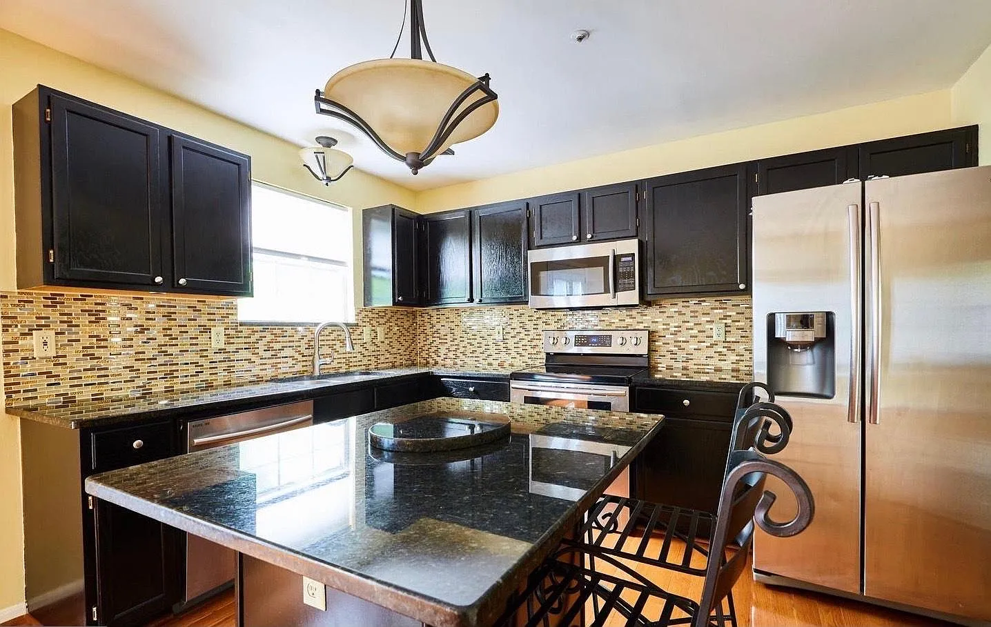 3 bed, 2.5 bath, 1875 sqft, $2,950 — Photo 2