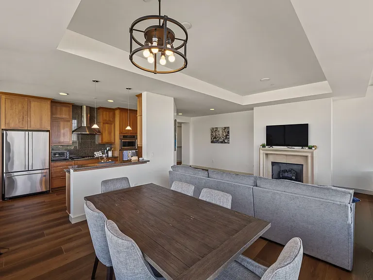 700 W 31st St #404 — Photo 13
