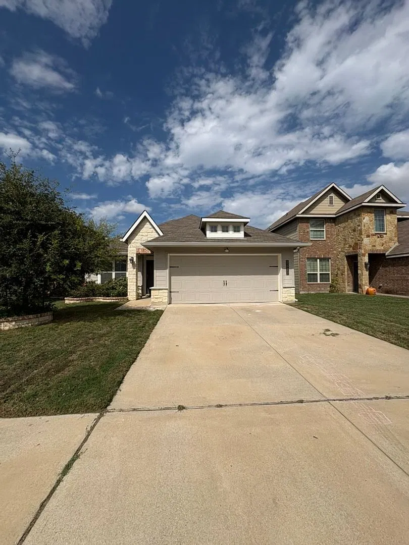 3 bedroom in Yowell Ranch — Photo 1