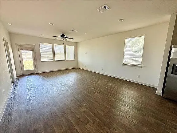 4 bed, 2.0 bath, 1619 sqft, $2,079 — Photo 2