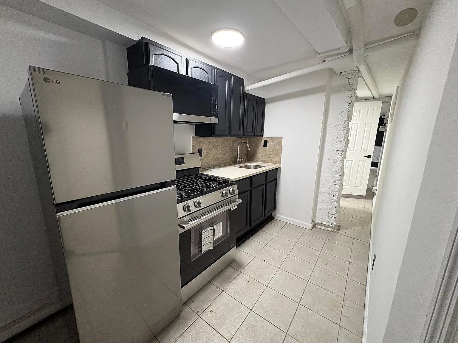 572 East New York Avenue — Photo 2
